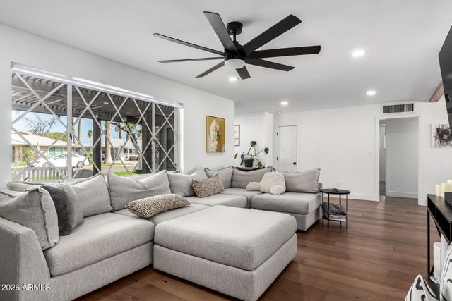 3839 E WHITTON Avenue, Phoenix, AZ 85018