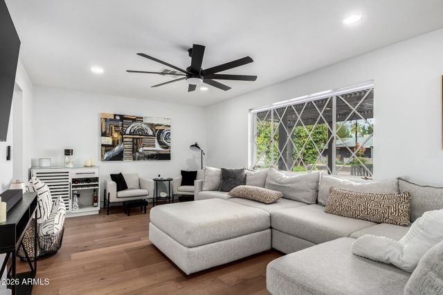 3839 E WHITTON Avenue, Phoenix, AZ 85018