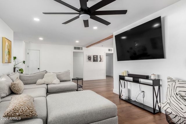 3839 E WHITTON Avenue, Phoenix, AZ 85018