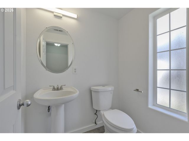 585 Sw 207TH Ave, Beaverton, OR 97006