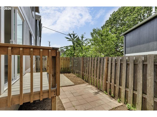 585 Sw 207TH Ave, Beaverton, OR 97006