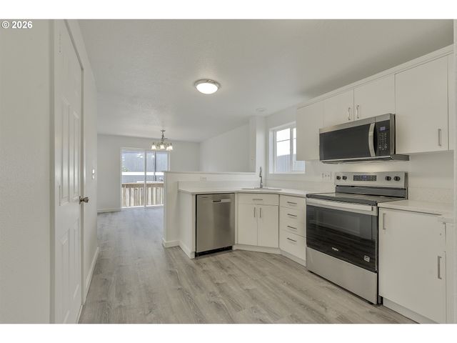 585 Sw 207TH Ave, Beaverton, OR 97006