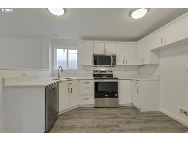 585 Sw 207TH Ave, Beaverton, OR 97006