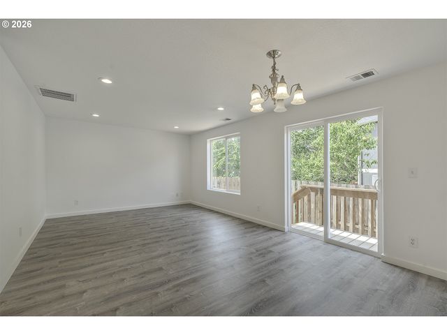 585 Sw 207TH Ave, Beaverton, OR 97006