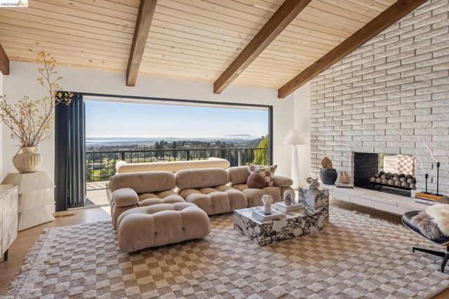 10592 Englewood Dr, Oakland, CA 94605