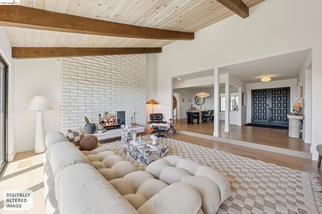 10592 Englewood Dr, Oakland, CA 94605