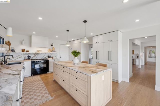 10592 Englewood Dr, Oakland, CA 94605