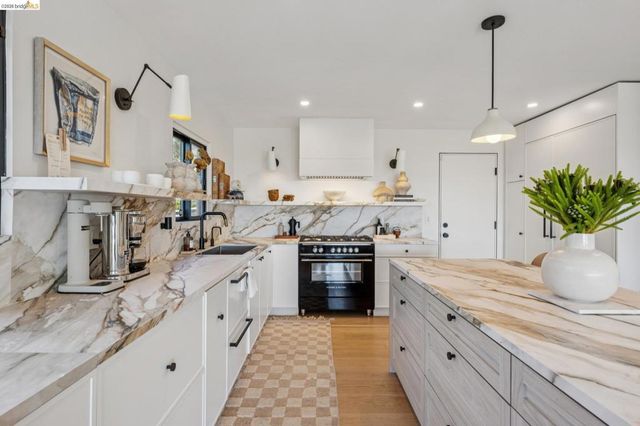 10592 Englewood Dr, Oakland, CA 94605