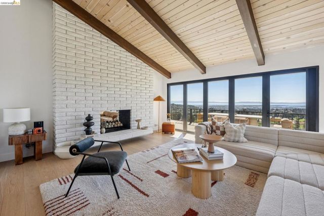 10592 Englewood Dr, Oakland, CA 94605