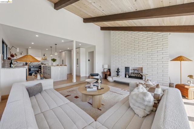 10592 Englewood Dr, Oakland, CA 94605