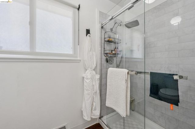 10592 Englewood Dr, Oakland, CA 94605