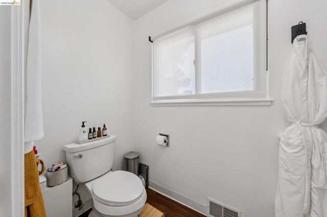 10592 Englewood Dr, Oakland, CA 94605