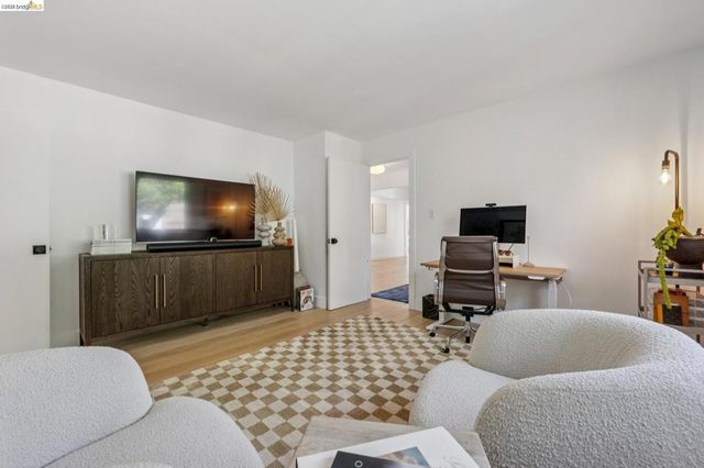 10592 Englewood Dr, Oakland, CA 94605