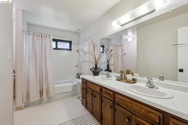 10592 Englewood Dr, Oakland, CA 94605