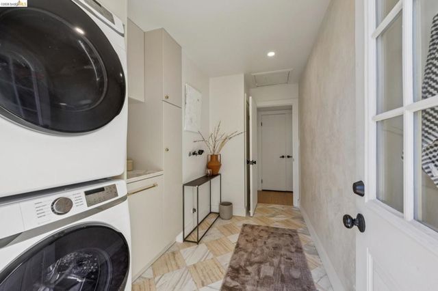 10592 Englewood Dr, Oakland, CA 94605
