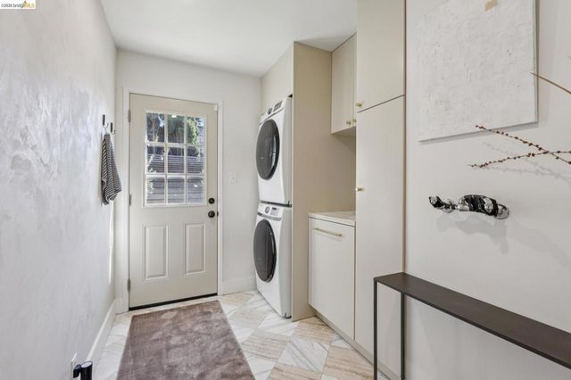 10592 Englewood Dr, Oakland, CA 94605