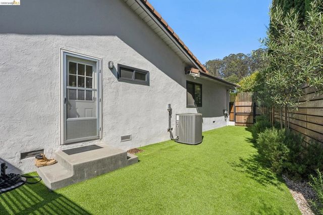 10592 Englewood Dr, Oakland, CA 94605