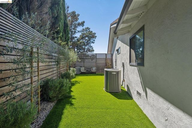 10592 Englewood Dr, Oakland, CA 94605