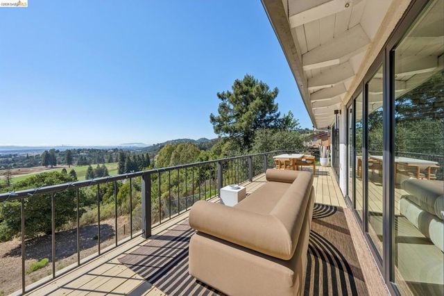 10592 Englewood Dr, Oakland, CA 94605