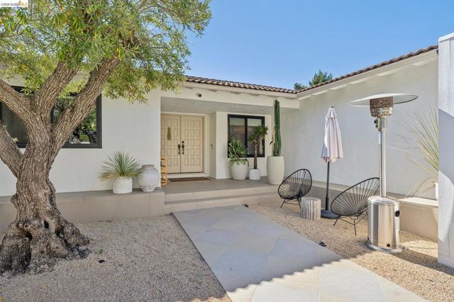10592 Englewood Dr, Oakland, CA 94605