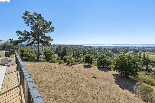 10592 Englewood Dr, Oakland, CA 94605