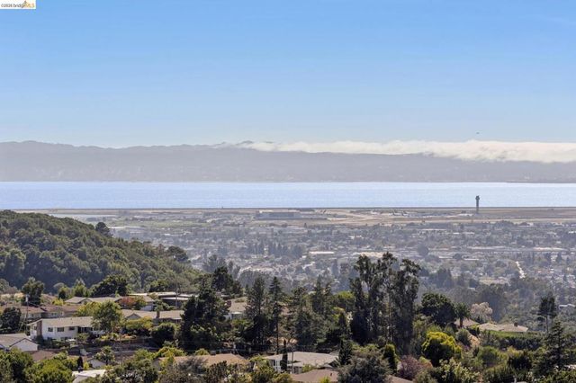 10592 Englewood Dr, Oakland, CA 94605