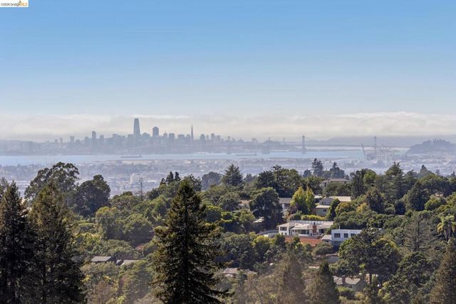 10592 Englewood Dr, Oakland, CA 94605