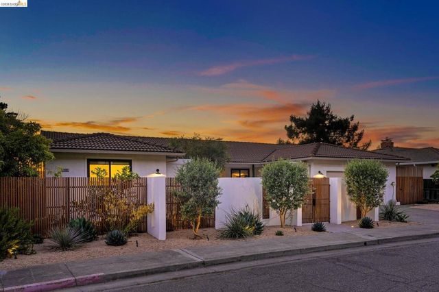 10592 Englewood Dr, Oakland, CA 94605