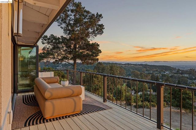 10592 Englewood Dr, Oakland, CA 94605
