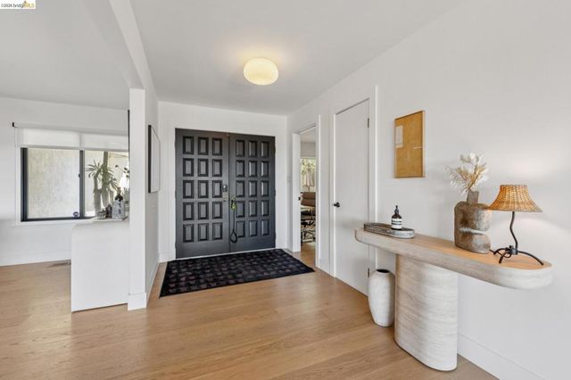 10592 Englewood Dr, Oakland, CA 94605