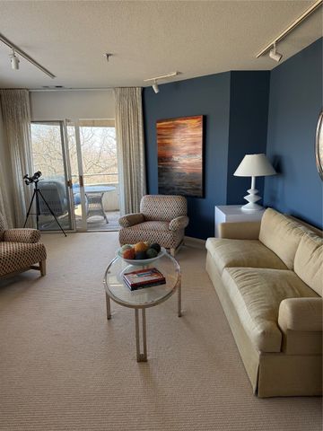 3920 Grand Avenue 5TE, Des Moines, IA 50312