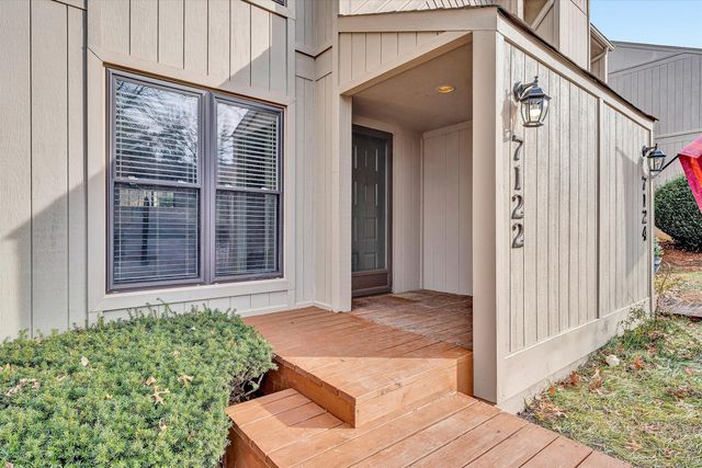 7122 Woods Crossing DR, Roanoke, VA 24018