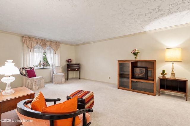 4825 Sherburn Ln 109-B, Louisville, KY 40207