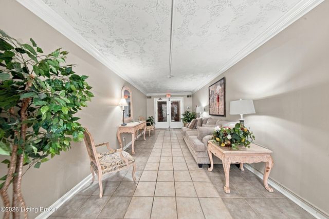 4825 Sherburn Ln 109-B, Louisville, KY 40207