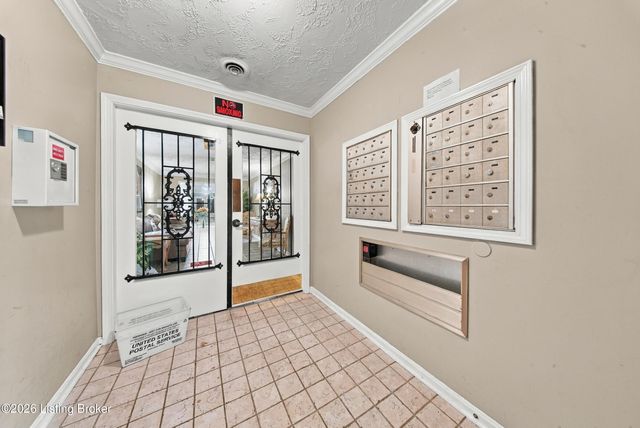 4825 Sherburn Ln 109-B, Louisville, KY 40207