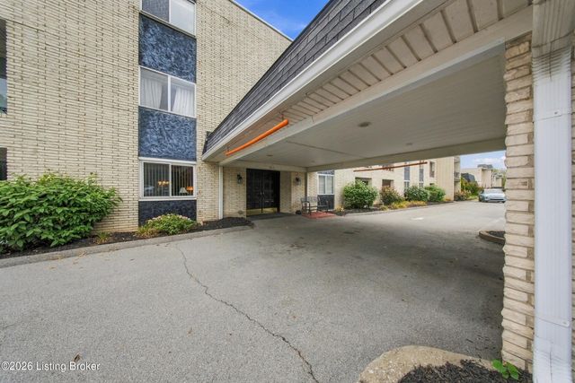 4825 Sherburn Ln 109-B, Louisville, KY 40207