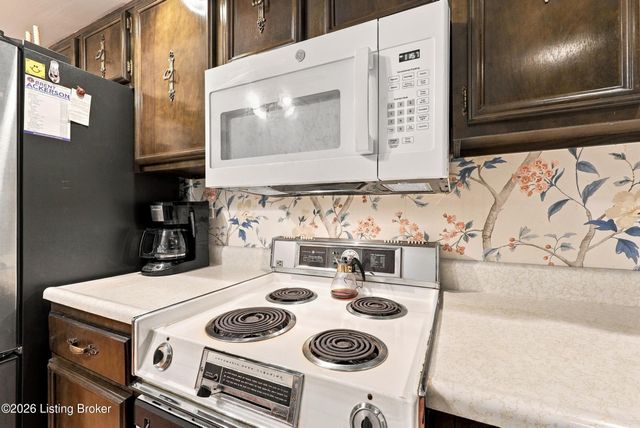 4825 Sherburn Ln 109-B, Louisville, KY 40207