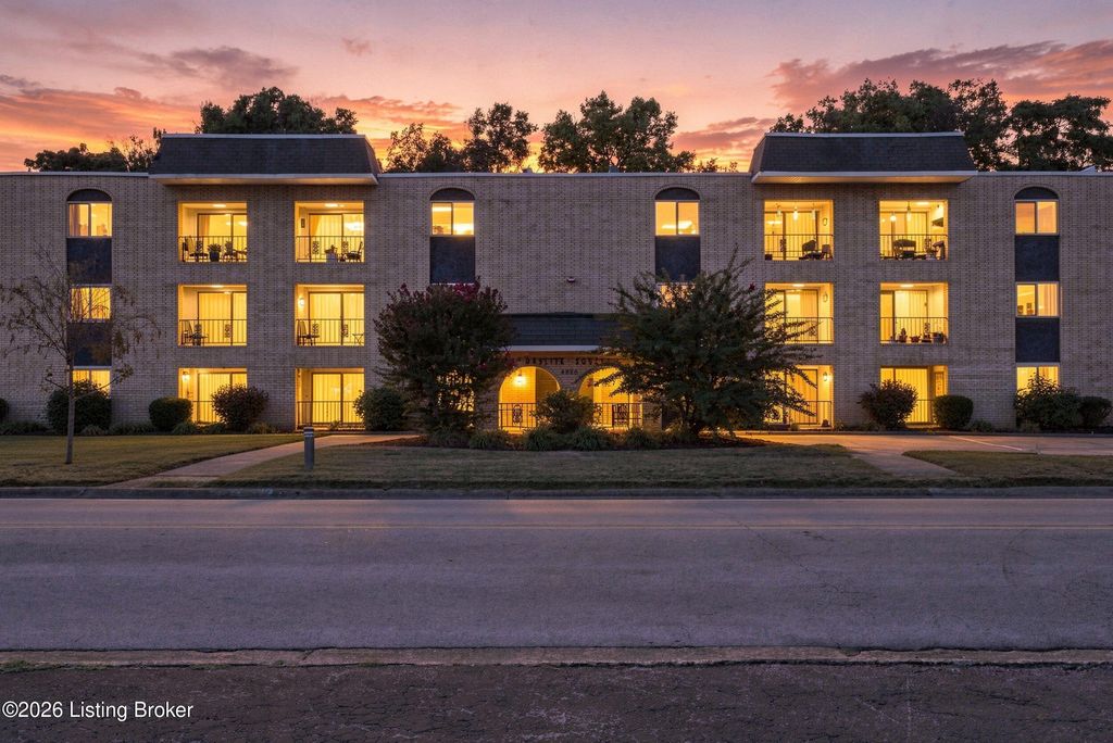 4825 Sherburn Ln 109-B, Louisville, KY 40207