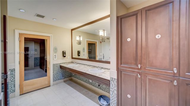 20000 E Country Club Drive 512, Aventura, FL 33180