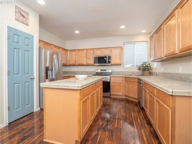 121 N BURL St, Newberg, OR 97132