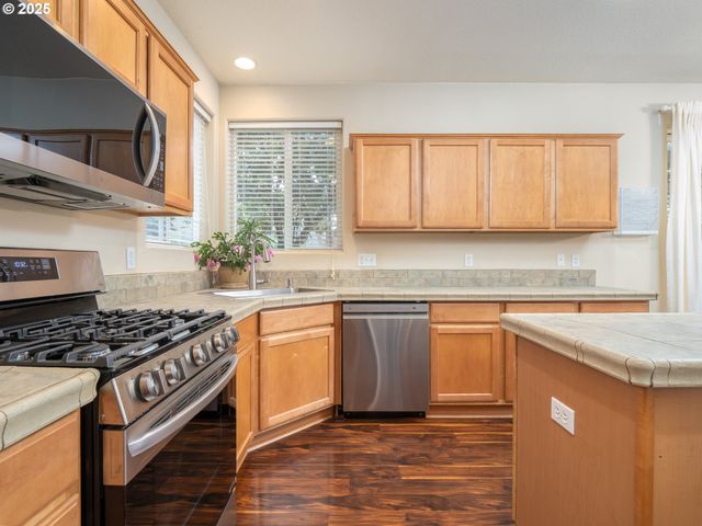 121 N BURL St, Newberg, OR 97132