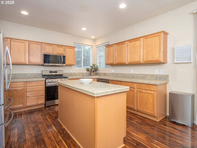 121 N BURL St, Newberg, OR 97132