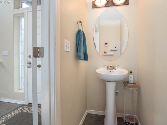 121 N BURL St, Newberg, OR 97132