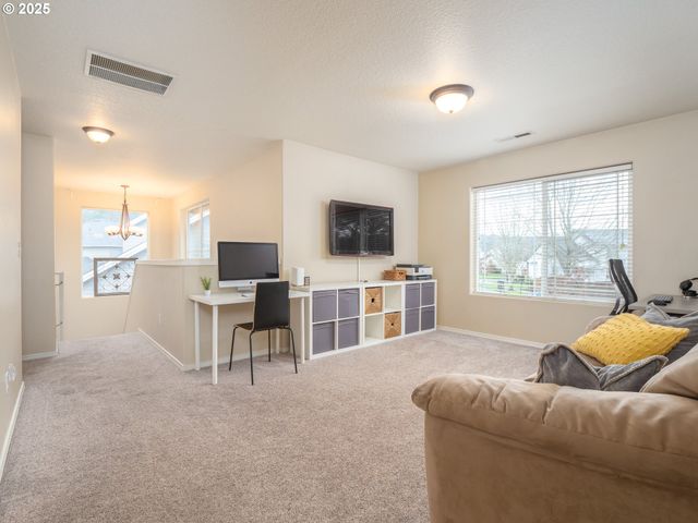 121 N BURL St, Newberg, OR 97132