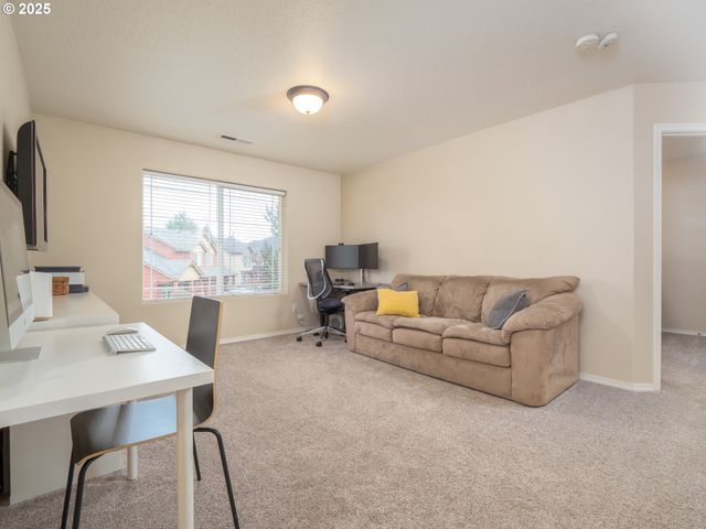 121 N BURL St, Newberg, OR 97132