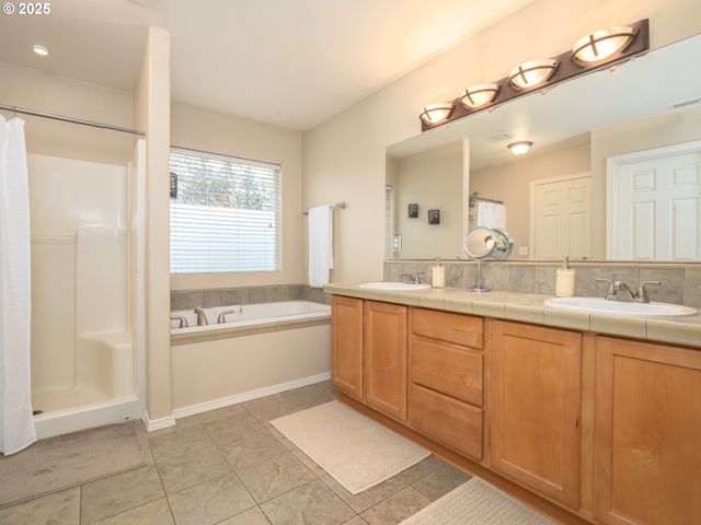 121 N BURL St, Newberg, OR 97132