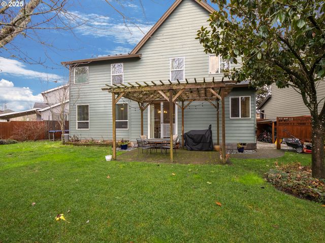 121 N BURL St, Newberg, OR 97132