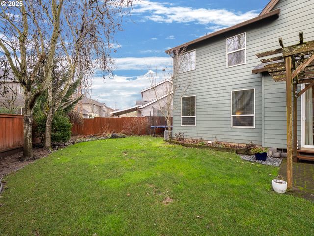 121 N BURL St, Newberg, OR 97132