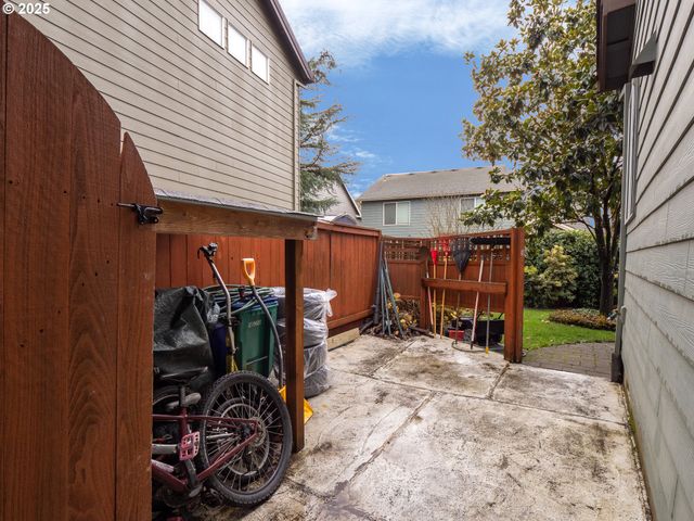 121 N BURL St, Newberg, OR 97132