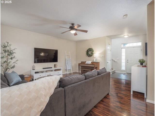 121 N BURL St, Newberg, OR 97132